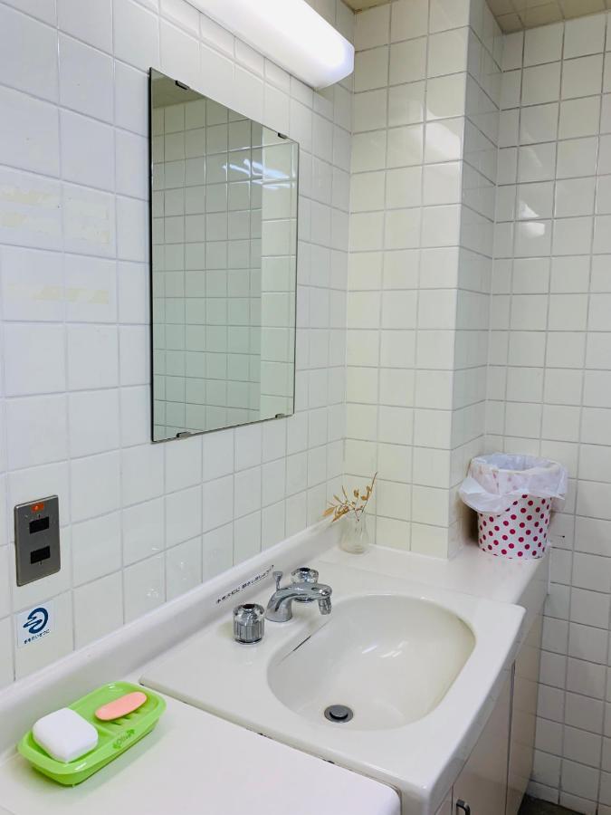 Guesthouse Shiawase Eki Fukuoka  Bagian luar foto