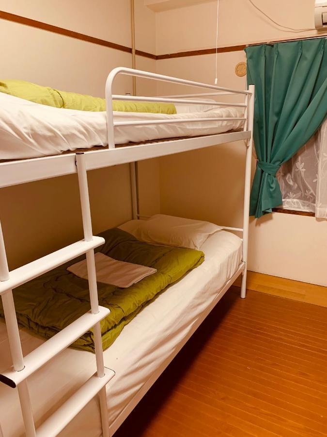 Guesthouse Shiawase Eki Fukuoka  Bagian luar foto